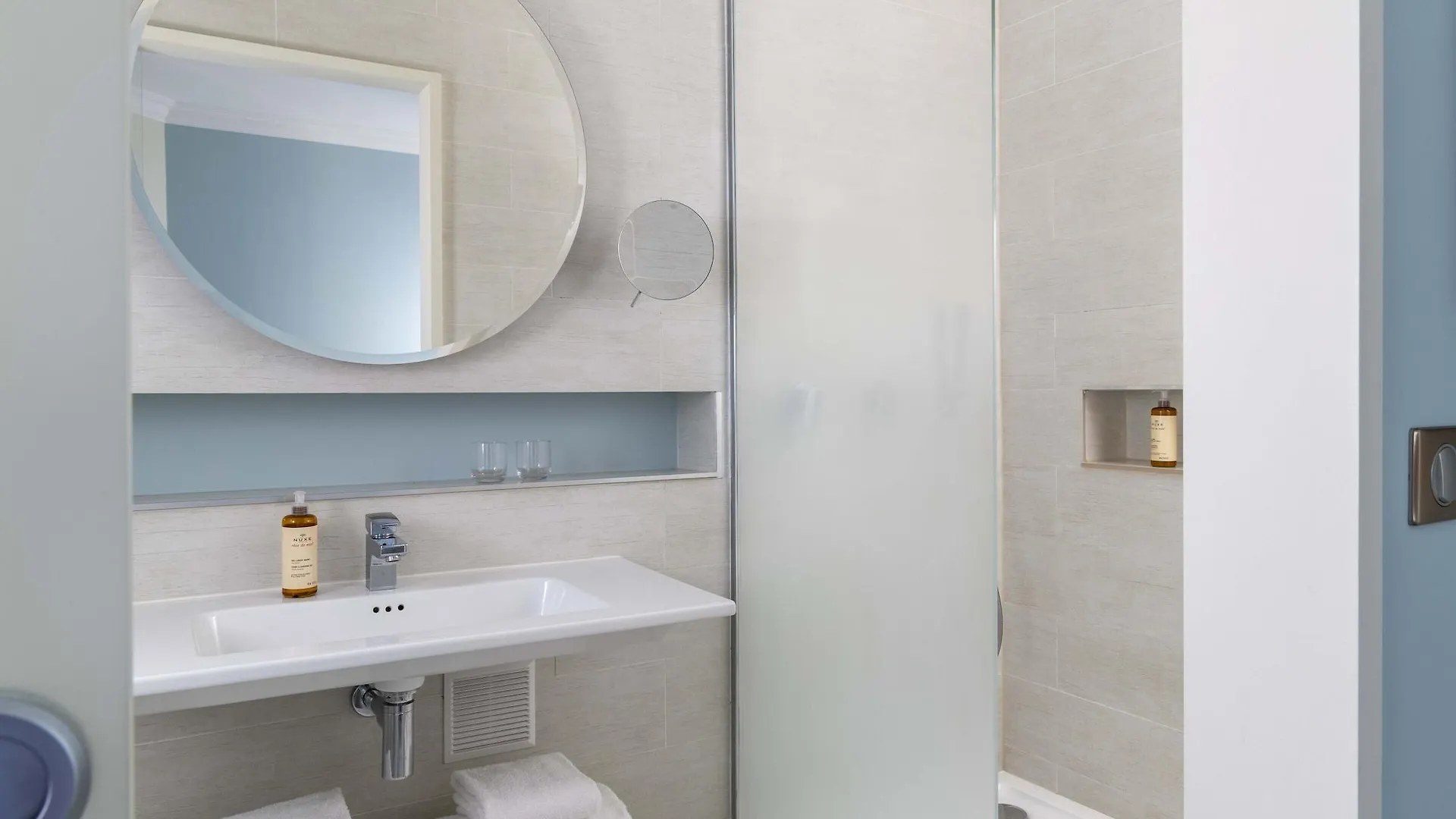 ****  Hotel De Banville Paris France